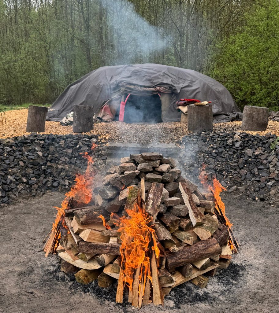 Hut en startend vuur 1 scaled e1773054303138